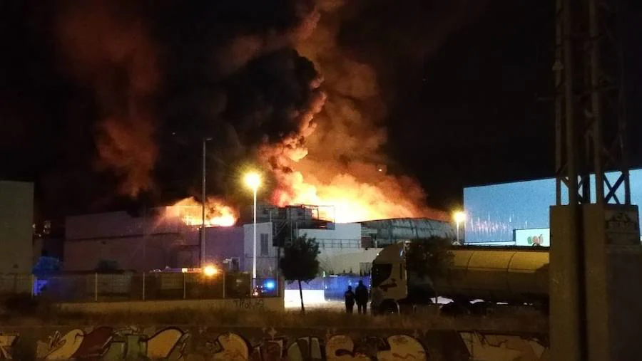 Fotos: Un incendio calcina la panificadora de Mercadona en Puzol