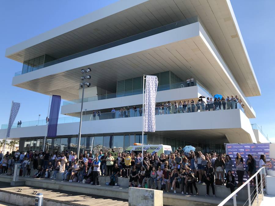 Miles de personas se han concentrado en la fachada marítima de Valencia para probar suerte y demostrar sus dotes musicales. Cepeda, concursante de la última edición de Operación Triunfo, ha llegado a la Marina de Valencia ante la expectación de los aspirantes que aguardan su turno.