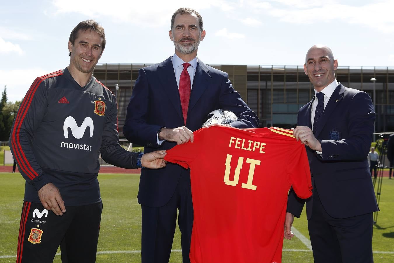 El monarca ha visitado a los jugadores del combinado nacional y a toda la delegación española en la Ciudad del Fútbol de Las Rozas