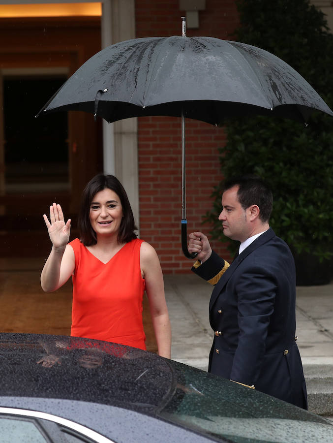 La Ministra saluda a los medios a su llegada.