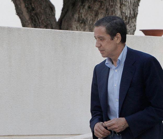 Eduardo Zaplana, durante uno de los registros en la operación policial. 