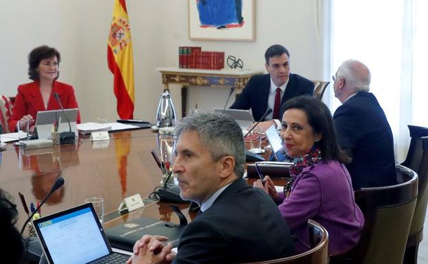 Pedro Sánchez, conversa con el ministro de Asuntos Exteriores, Josep Borrell hoy en La Moncloa durante el primer Consejo de Ministros de su gabinete. 