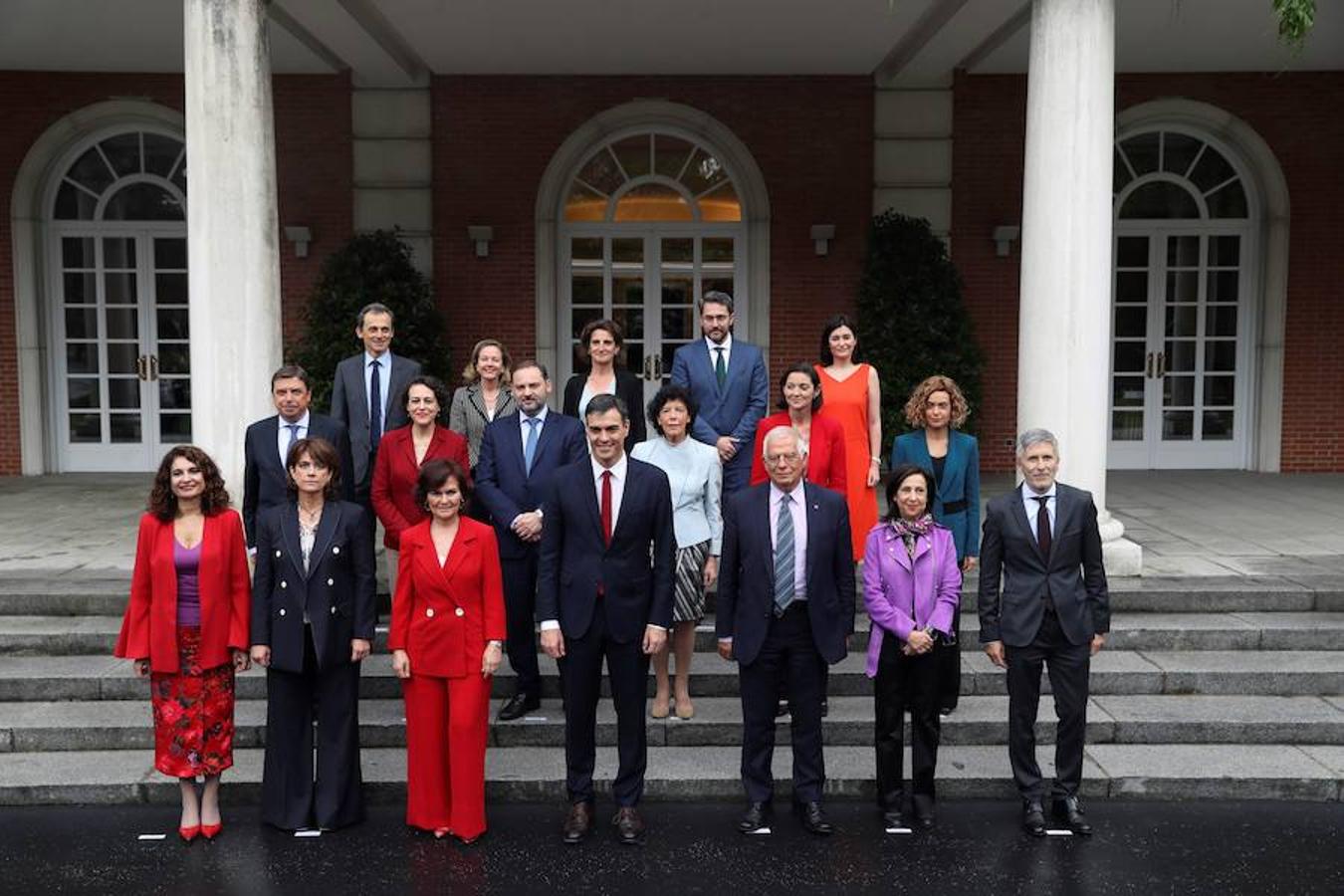 El presidente del Gobierno, Pedro Sánchez (primera fila,c), y la vicepresidenta y ministra de Igualdad. Carmen Calvo (a su derecha), posan para la foto de familia con el resto del Ejecutivo tras la primera reunión del Consejo de Ministros hoy en La Moncloa. Dde arriba a abajo y de izquierda a derecha: los ministros de Ciencia, Innovación y Universidades, Pedro Duque; Economía y Empresa, Nadia Calviño; Transición Ecológica, Teresa Ribera; Cultura y Deporte, Màxim Huerta; Sanidad, Consumo y Bienestar Social, Carmen Montón; Agricultura, Pesca y Alimentación, Luis Planas; Trabajo, Migraciones y Seguridad Social, Magdalena Valerio; Fomento, José Luis Ábalos; Educación, Formación Profesional y Portavoz, Isabel Celaá; Industria, Comercio y Turismo, Reyes Maroto; Política Territorial y Función Pública, Meritxell Batet; Hacienda, María Jesús Montero; Justicia, Dolores Delgado; Asuntos Exteriores, Unión Europea y Cooperación, Josep Borrell; Defensa, Margarita Robles e Interior, Fernando Grande Marlaska.