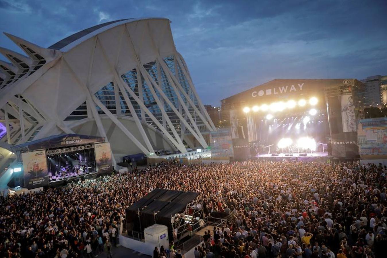 El Festival de les Arts arrancó este viernes su cuarta edición. La organización prevé que entre viernes y sábado más de 40.000 personas acudan a los conciertos. El público respondió masivamente a la primera jornada, en la que actuaron La Habitación Roja, Elefantes, Viva Suecia y Crystal Fighters. Hoy sábado será el turno para el valenciano Tórtel, Mando Diao y Lori Meyers, entre otros. La organización del Festival de les Arts ya tiene cerrada la edición de 2019. Se celebrará el 7 y 8 de junio del próximo año en la Ciudad de lasCiencias.