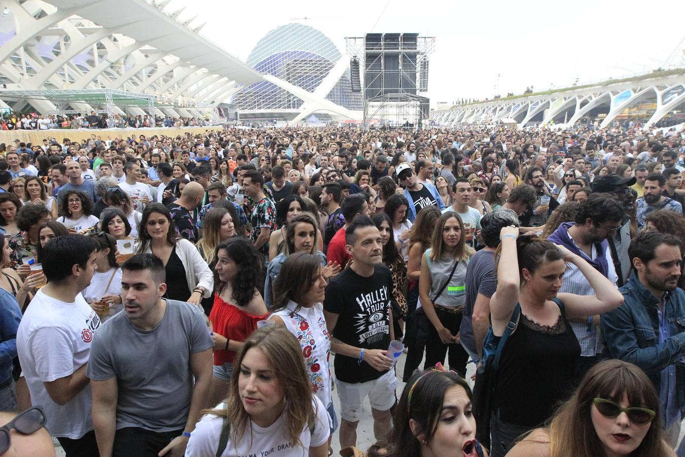 El Festival de les Arts arrancó este viernes su cuarta edición. La organización prevé que entre viernes y sábado más de 40.000 personas acudan a los conciertos. El público respondió masivamente a la primera jornada, en la que actuaron La Habitación Roja, Elefantes, Viva Suecia y Crystal Fighters. Hoy sábado será el turno para el valenciano Tórtel, Mando Diao y Lori Meyers, entre otros. La organización del Festival de les Arts ya tiene cerrada la edición de 2019. Se celebrará el 7 y 8 de junio del próximo año en la Ciudad de lasCiencias.