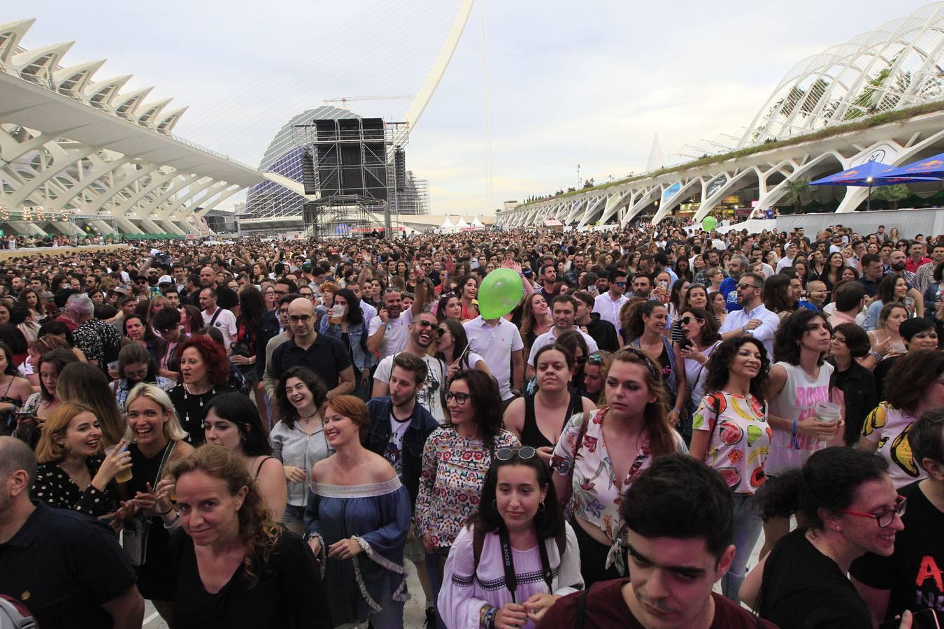 El Festival de les Arts arrancó este viernes su cuarta edición. La organización prevé que entre viernes y sábado más de 40.000 personas acudan a los conciertos. El público respondió masivamente a la primera jornada, en la que actuaron La Habitación Roja, Elefantes, Viva Suecia y Crystal Fighters. Hoy sábado será el turno para el valenciano Tórtel, Mando Diao y Lori Meyers, entre otros. La organización del Festival de les Arts ya tiene cerrada la edición de 2019. Se celebrará el 7 y 8 de junio del próximo año en la Ciudad de lasCiencias.