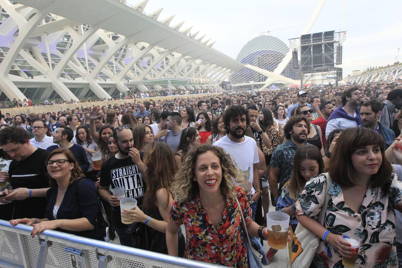 El Festival de les Arts arrancó este viernes su cuarta edición. La organización prevé que entre viernes y sábado más de 40.000 personas acudan a los conciertos. El público respondió masivamente a la primera jornada, en la que actuaron La Habitación Roja, Elefantes, Viva Suecia y Crystal Fighters. Hoy sábado será el turno para el valenciano Tórtel, Mando Diao y Lori Meyers, entre otros. La organización del Festival de les Arts ya tiene cerrada la edición de 2019. Se celebrará el 7 y 8 de junio del próximo año en la Ciudad de lasCiencias.