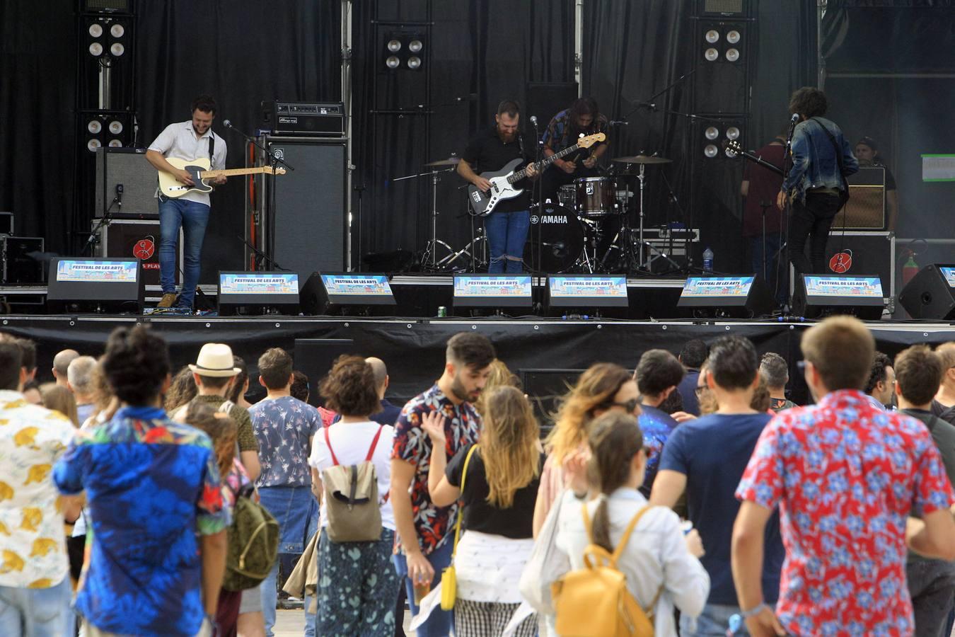 El Festival de les Arts arrancó este viernes su cuarta edición. La organización prevé que entre viernes y sábado más de 40.000 personas acudan a los conciertos. El público respondió masivamente a la primera jornada, en la que actuaron La Habitación Roja, Elefantes, Viva Suecia y Crystal Fighters. Hoy sábado será el turno para el valenciano Tórtel, Mando Diao y Lori Meyers, entre otros. La organización del Festival de les Arts ya tiene cerrada la edición de 2019. Se celebrará el 7 y 8 de junio del próximo año en la Ciudad de lasCiencias.