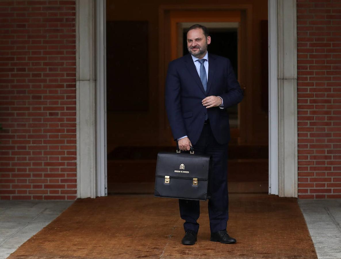 El Ministro de Fomento, José Luis Ábalos, posa con la cartera de su Ministerio.