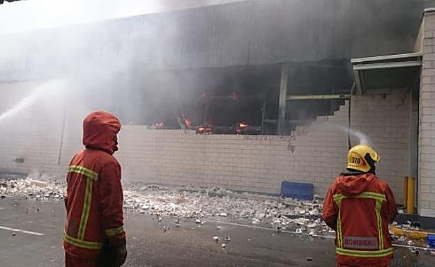 Bomberos trabajan en la extinción del incendio en la panificadora.