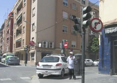 Imagen secundaria 1 - Vehículos aparcados en un solar de la calle Moreras y sobre las aeras de Orriols y ronda norte. 