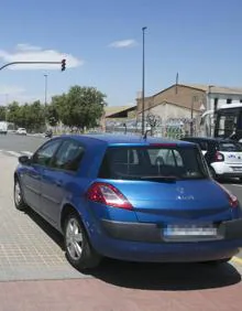 Imagen secundaria 2 - Vehículos aparcados en un solar de la calle Moreras y sobre las aeras de Orriols y ronda norte. 