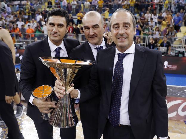 Juan Maroto, Jaume Ponsarnau y Txus Vidorreta posan con el trofeo de la Supercopa. 