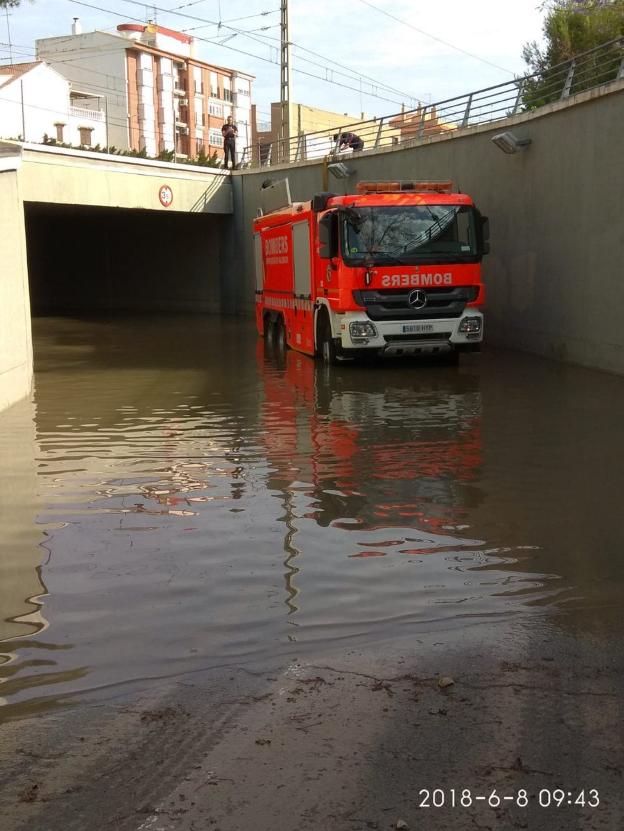 LOS BOMBEROS VACÍAN EL TÚNEL DE LA RONDA ESTE DE CATARROJA