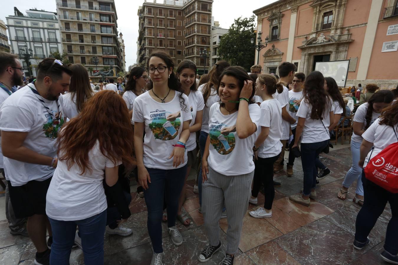 La plaza de la Virgen acogió este viernes la Cena del Hambre que convoca Manos Unidas. El evento de carácter benéfico consiste en una cena simbólica a base de pan, aceite y una pieza de fruta para solidarizarse con las personas que pasan hambre en el mundo. Además, el importe de la cena se destina a los proyectos de desarrollo