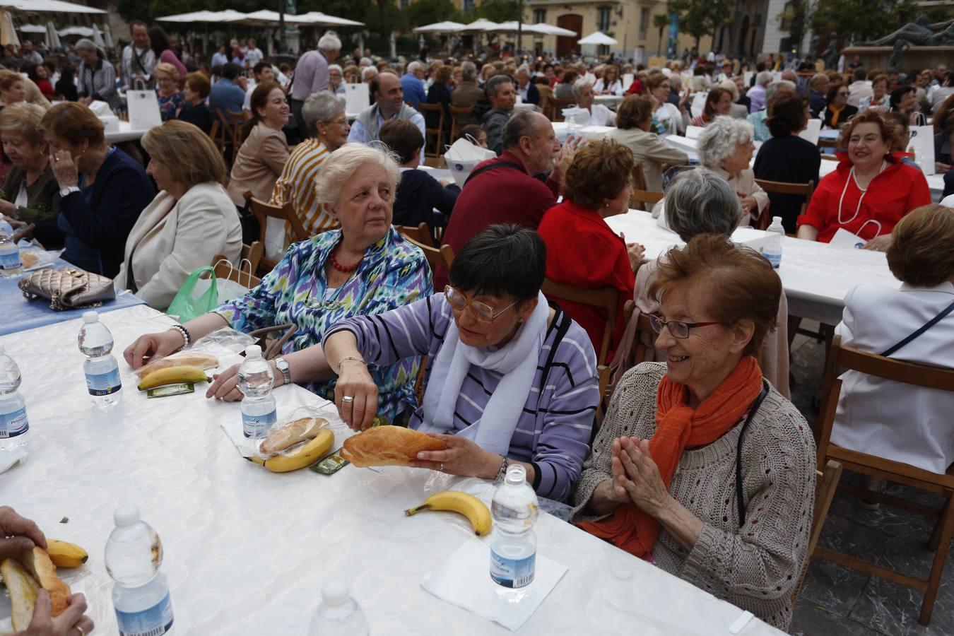 La plaza de la Virgen acogió este viernes la Cena del Hambre que convoca Manos Unidas. El evento de carácter benéfico consiste en una cena simbólica a base de pan, aceite y una pieza de fruta para solidarizarse con las personas que pasan hambre en el mundo. Además, el importe de la cena se destina a los proyectos de desarrollo