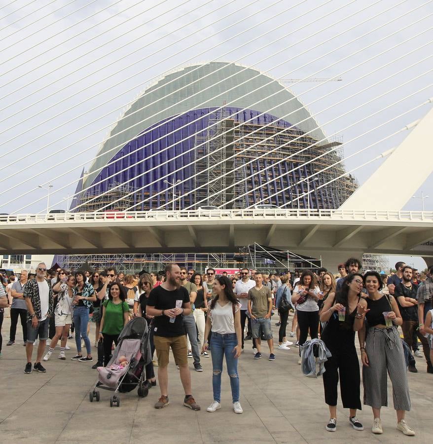 El Festival de les Arts arrancó este viernes su cuarta edición. La organización prevé que entre viernes y sábado más de 40.000 personas acudan a los conciertos. El público respondió masivamente a la primera jornada, en la que actuaron La Habitación Roja, Elefantes, Viva Suecia y Crystal Fighters. Hoy sábado será el turno para el valenciano Tórtel, Mando Diao y Lori Meyers, entre otros. La organización del Festival de les Arts ya tiene cerrada la edición de 2019. Se celebrará el 7 y 8 de junio del próximo año en la Ciudad de lasCiencias.