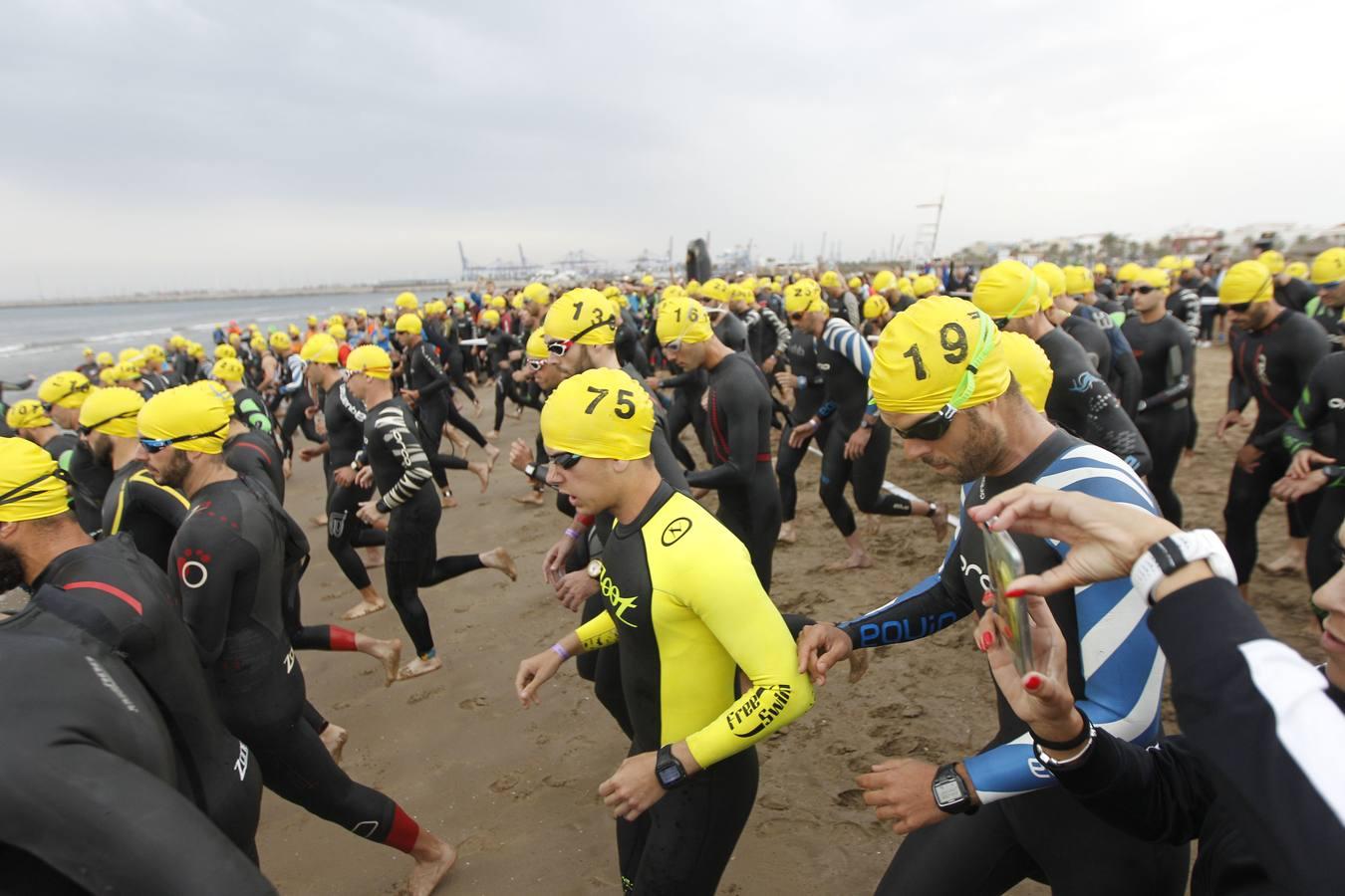 Francisco Fernández (Trampolín de Toledo) y Anna Noguera (Igualada) se llevaron el triunfo en el triatlón Media Distancia (1,9 kms de natación, 90 kms de bici y medio maratón) celebrada en la playa de Las Arenas. El campeón masculino lo hizo en 3.48.08 mientras que Noguera necesitó 4.11.39 