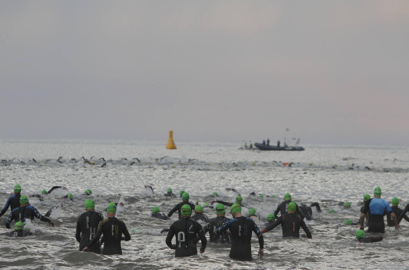 Francisco Fernández (Trampolín de Toledo) y Anna Noguera (Igualada) se llevaron el triunfo en el triatlón Media Distancia (1,9 kms de natación, 90 kms de bici y medio maratón) celebrada en la playa de Las Arenas. El campeón masculino lo hizo en 3.48.08 mientras que Noguera necesitó 4.11.39 