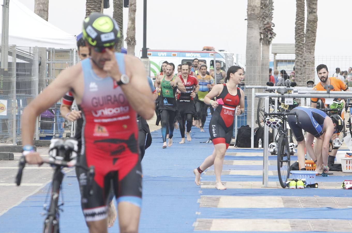 Francisco Fernández (Trampolín de Toledo) y Anna Noguera (Igualada) se llevaron el triunfo en el triatlón Media Distancia (1,9 kms de natación, 90 kms de bici y medio maratón) celebrada en la playa de Las Arenas. El campeón masculino lo hizo en 3.48.08 mientras que Noguera necesitó 4.11.39 