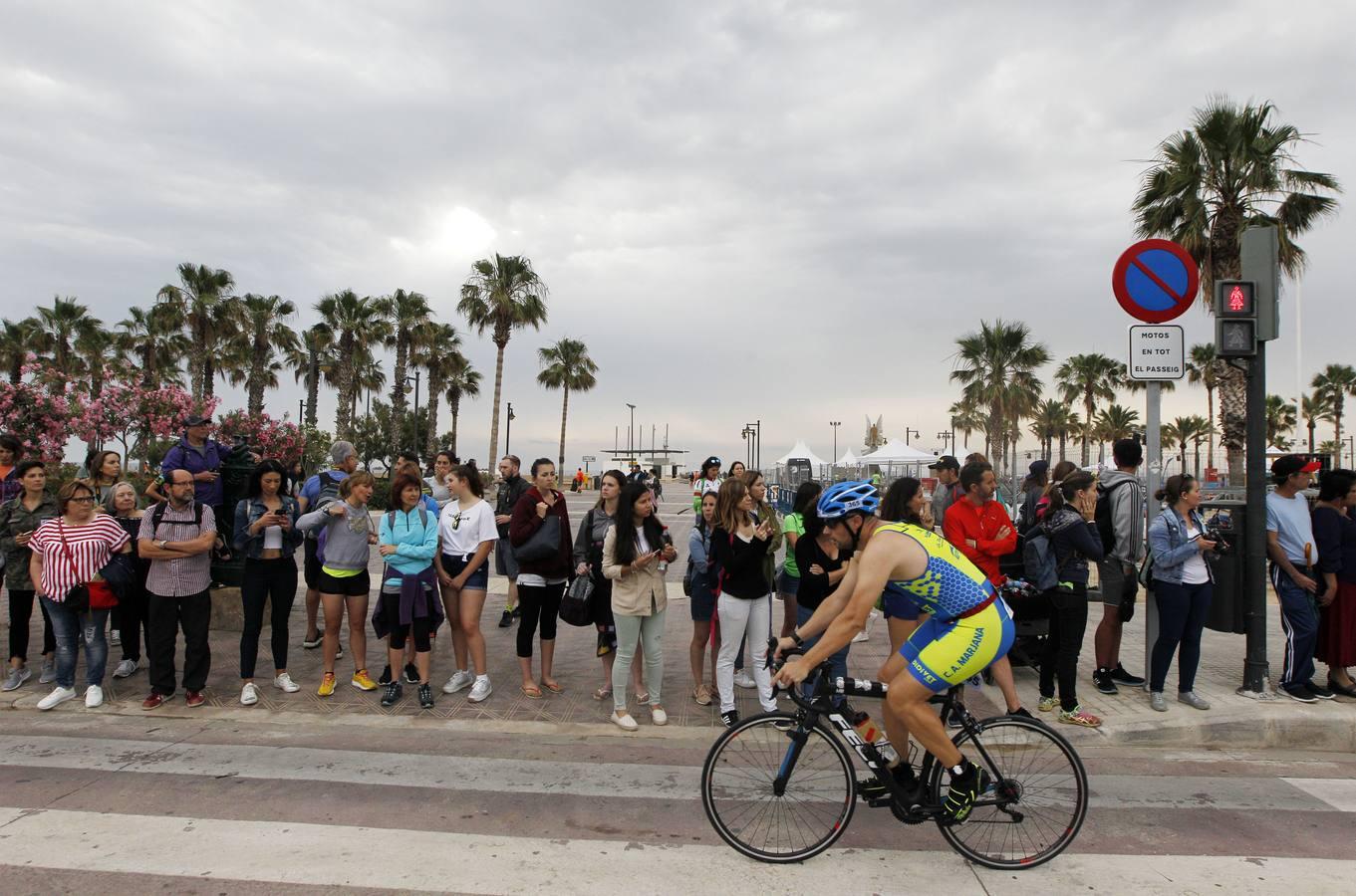 Francisco Fernández (Trampolín de Toledo) y Anna Noguera (Igualada) se llevaron el triunfo en el triatlón Media Distancia (1,9 kms de natación, 90 kms de bici y medio maratón) celebrada en la playa de Las Arenas. El campeón masculino lo hizo en 3.48.08 mientras que Noguera necesitó 4.11.39 