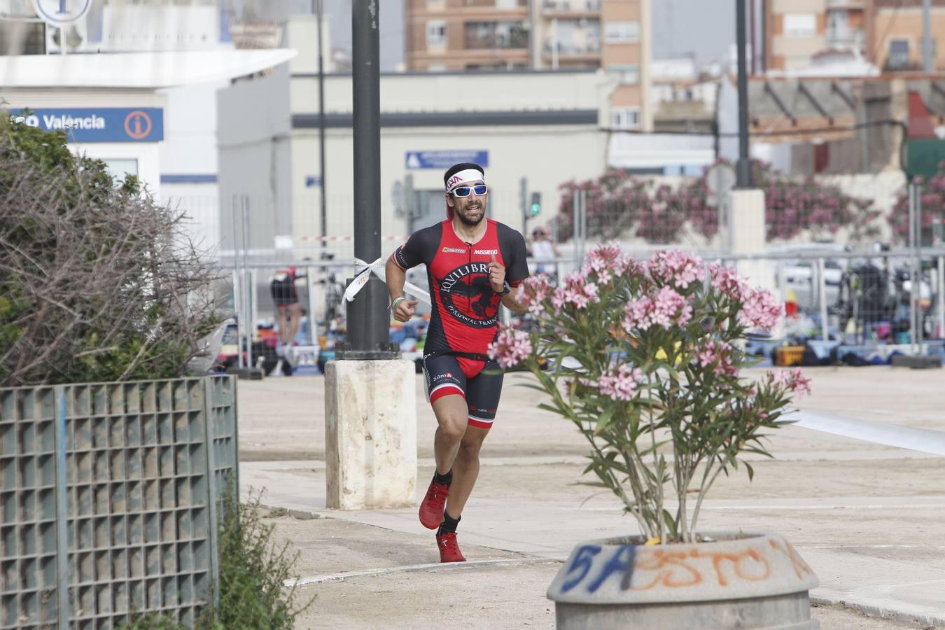 Francisco Fernández (Trampolín de Toledo) y Anna Noguera (Igualada) se llevaron el triunfo en el triatlón Media Distancia (1,9 kms de natación, 90 kms de bici y medio maratón) celebrada en la playa de Las Arenas. El campeón masculino lo hizo en 3.48.08 mientras que Noguera necesitó 4.11.39 