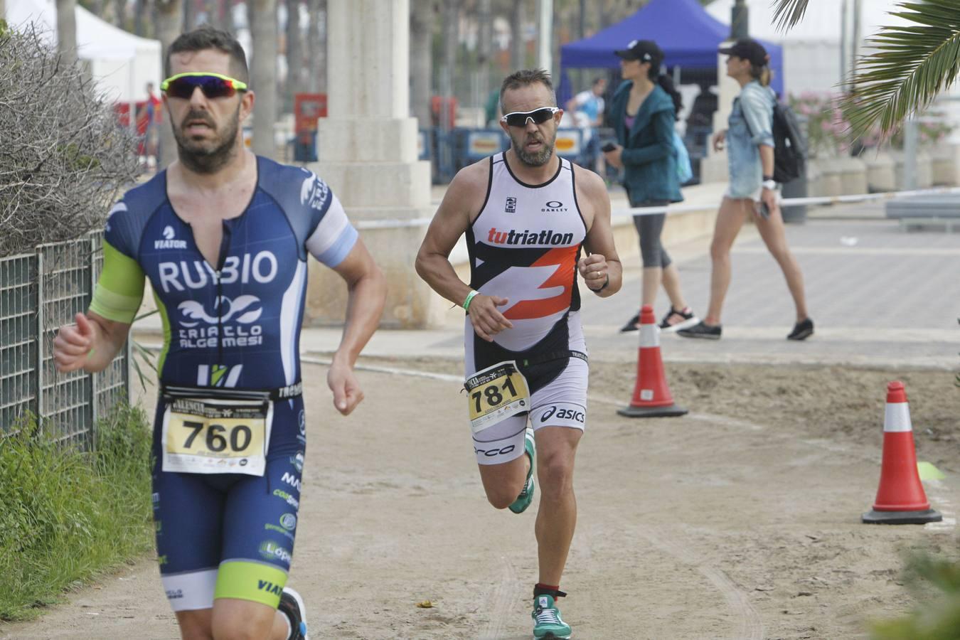 Francisco Fernández (Trampolín de Toledo) y Anna Noguera (Igualada) se llevaron el triunfo en el triatlón Media Distancia (1,9 kms de natación, 90 kms de bici y medio maratón) celebrada en la playa de Las Arenas. El campeón masculino lo hizo en 3.48.08 mientras que Noguera necesitó 4.11.39 