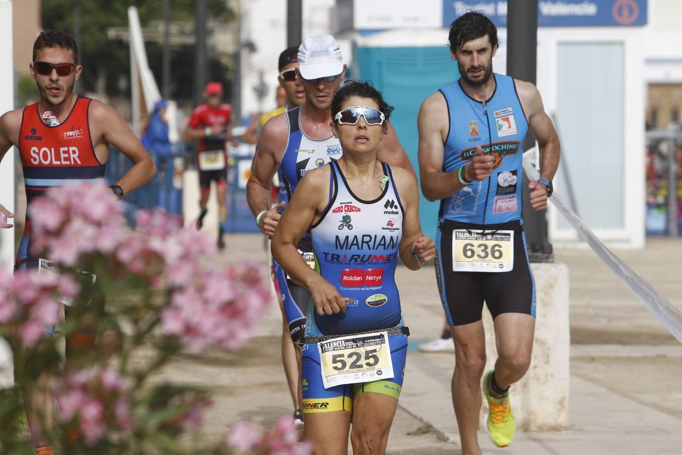 Francisco Fernández (Trampolín de Toledo) y Anna Noguera (Igualada) se llevaron el triunfo en el triatlón Media Distancia (1,9 kms de natación, 90 kms de bici y medio maratón) celebrada en la playa de Las Arenas. El campeón masculino lo hizo en 3.48.08 mientras que Noguera necesitó 4.11.39 