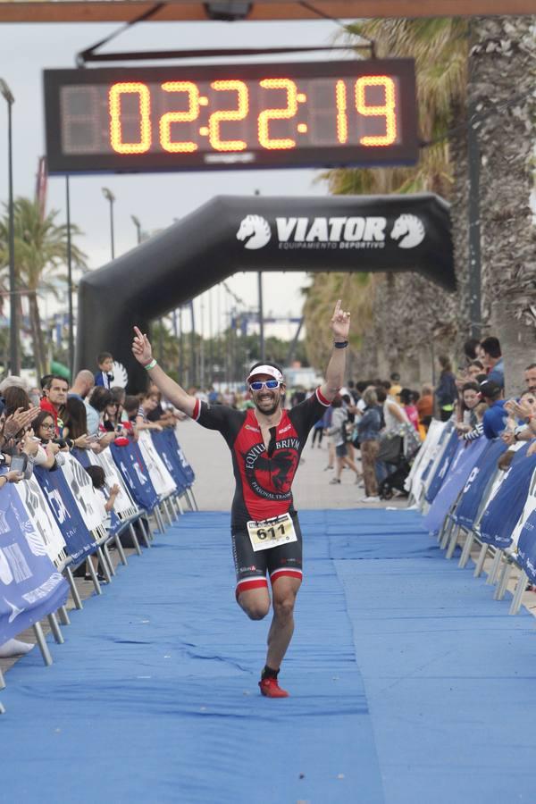 Francisco Fernández (Trampolín de Toledo) y Anna Noguera (Igualada) se llevaron el triunfo en el triatlón Media Distancia (1,9 kms de natación, 90 kms de bici y medio maratón) celebrada en la playa de Las Arenas. El campeón masculino lo hizo en 3.48.08 mientras que Noguera necesitó 4.11.39 