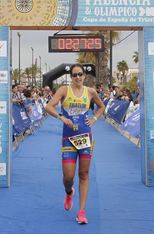 Francisco Fernández (Trampolín de Toledo) y Anna Noguera (Igualada) se llevaron el triunfo en el triatlón Media Distancia (1,9 kms de natación, 90 kms de bici y medio maratón) celebrada en la playa de Las Arenas. El campeón masculino lo hizo en 3.48.08 mientras que Noguera necesitó 4.11.39 