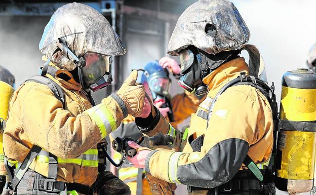 Los bomberos del Consorcio Provincial realizan un simulacro para estar entrenados . 
