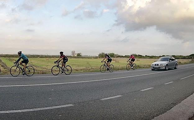 Un grupo de ciclistas.