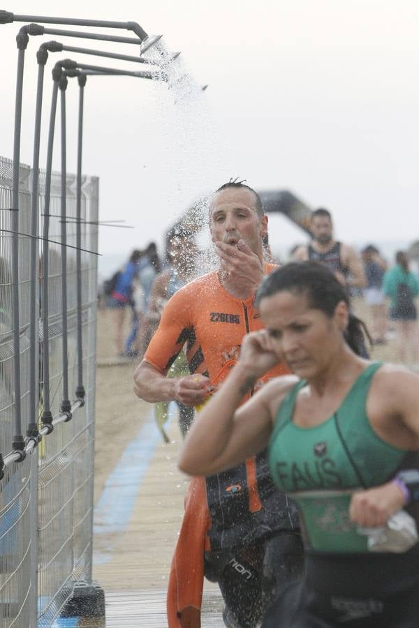 Francisco Fernández (Trampolín de Toledo) y Anna Noguera (Igualada) se llevaron el triunfo en el triatlón Media Distancia (1,9 kms de natación, 90 kms de bici y medio maratón) celebrada en la playa de Las Arenas. El campeón masculino lo hizo en 3.48.08 mientras que Noguera necesitó 4.11.39 