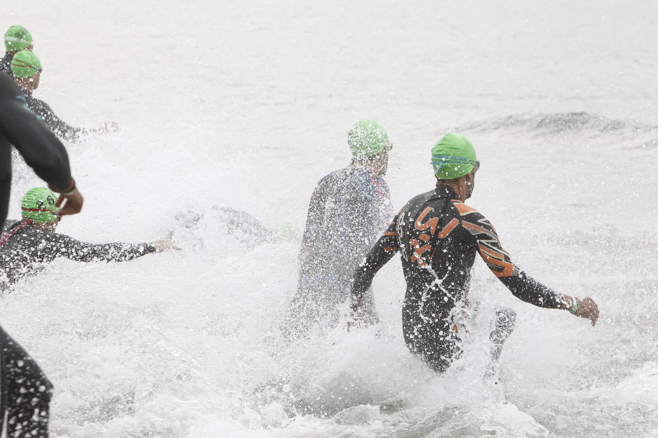 Francisco Fernández (Trampolín de Toledo) y Anna Noguera (Igualada) se llevaron el triunfo en el triatlón Media Distancia (1,9 kms de natación, 90 kms de bici y medio maratón) celebrada en la playa de Las Arenas. El campeón masculino lo hizo en 3.48.08 mientras que Noguera necesitó 4.11.39 