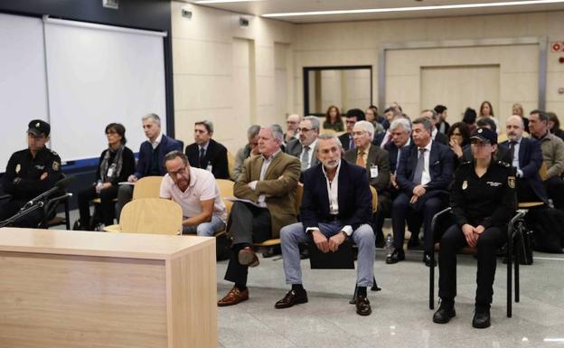 Los empresarios juzgados, al fondo, durante el juicio. 