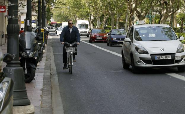 Un ciclista circula por el carril bus de la Gran Vía Fernando el Católico, en una imagen reciente. 