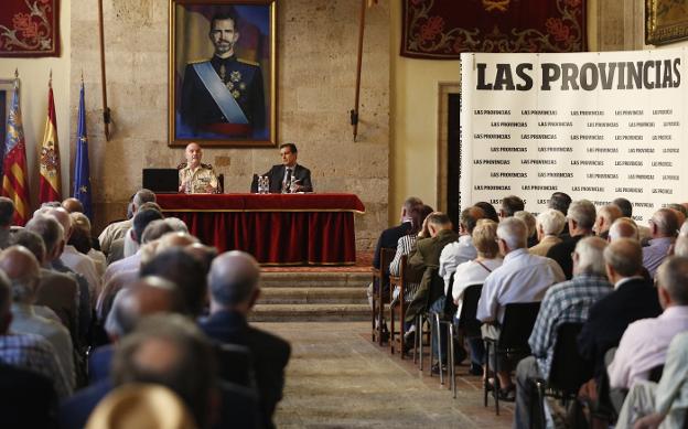 El general Gan, ayer, en un momento de su conferencia de Aula LAS PROVINCIAS en la sede de Capitanía, junto al jefe de Opinión del periódico, Pablo Salazar. 