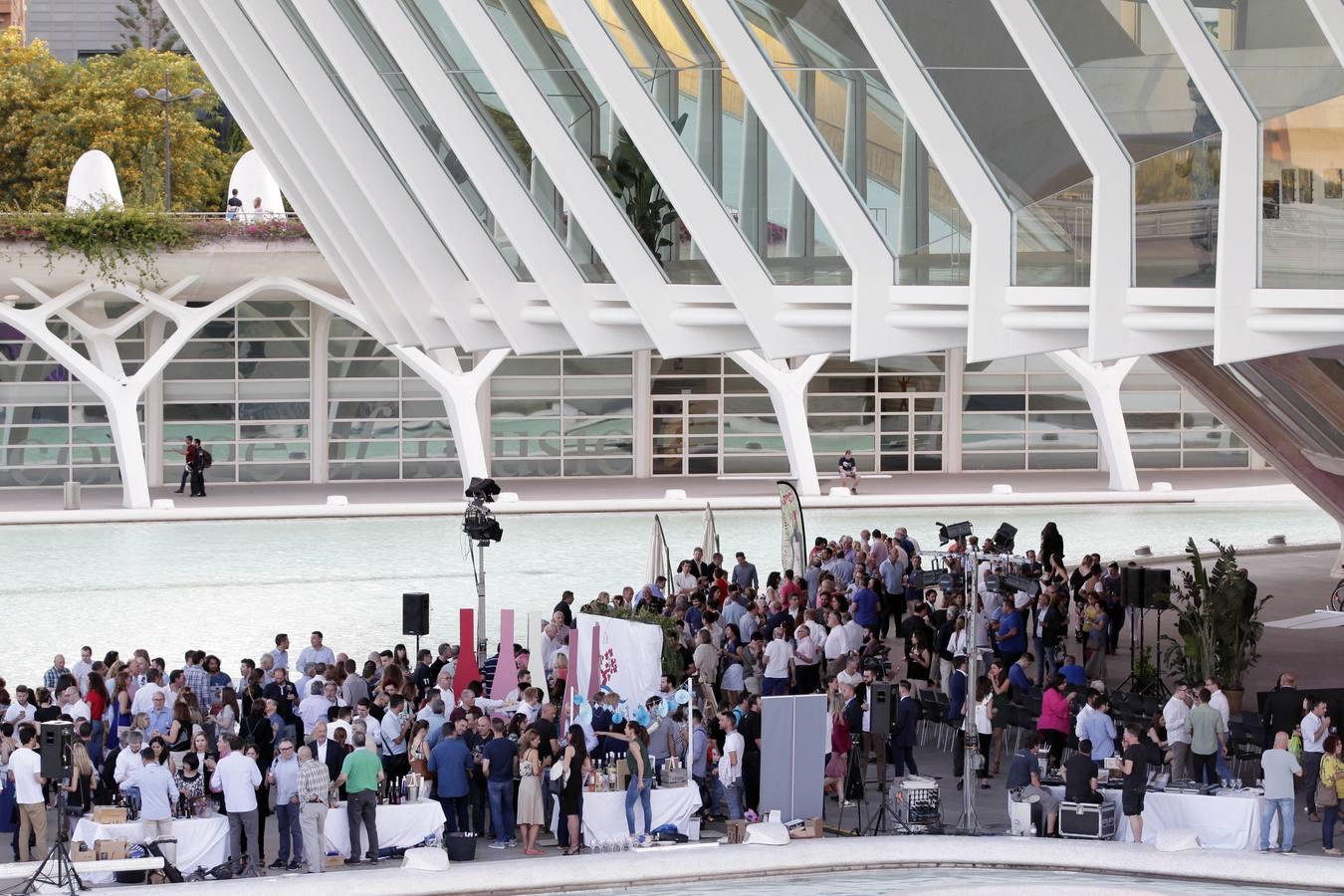 El evento ha reunido a más de una treintena de bodegas amparadas por la marca organizadora, las cuales han aprovechado el evento para presentar su diversa y amplia oferta