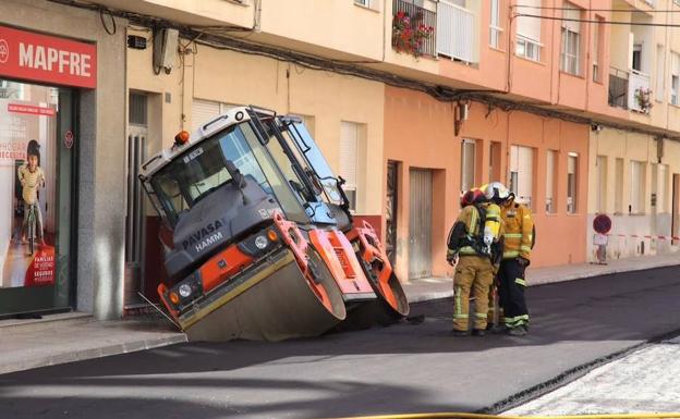 Una apisonadora se hunde mientras asfaltaba una calle en Dénia y provoca un escape de gas