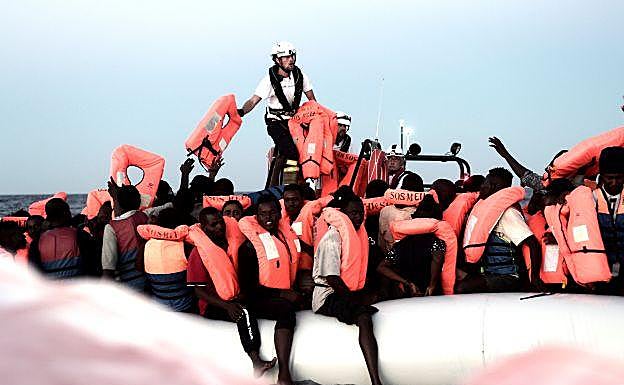 Inmigrantes rescatados por la tripulación del barco 'Aquarius'. 