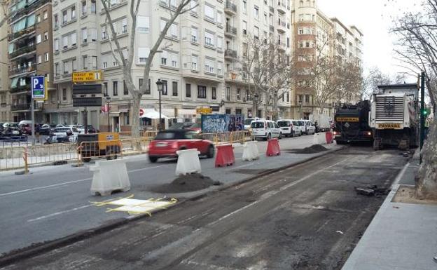 Trabajos de asfaltado en Navarro Reverter de Valencia.