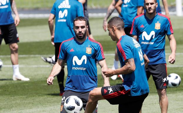 Carvajal participa en un rondo durante su vuelta a los entrenamientos. 