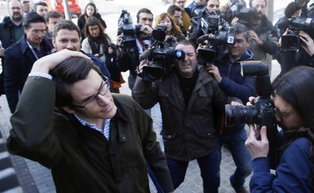 Luis Salom, a su salida del juzgado tras declarar en el caso del blanqueo.