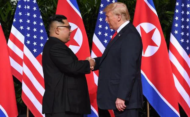 Trump saluda a Kim Jong-un.