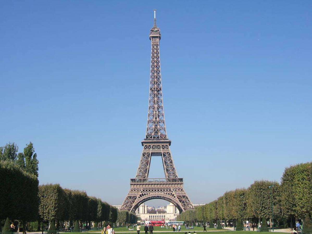 Torre Eiffel | Cada año son alrededor de siete millones de turistas los que hormiguean por la estructura de hierro de más de 300 metros –314 si contamos su antena– más emblemática de París. Y probablemente, lo que algunos de ellos desconozcan es que su constructor, Gustave Eiffel, creó un apartamento secreto en la tercera planta de la torre.