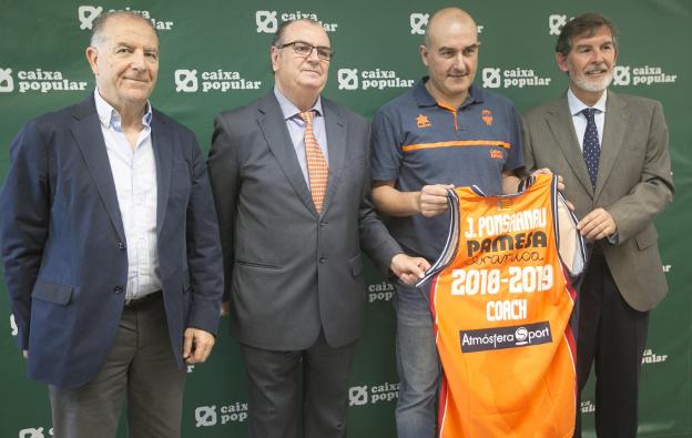 Jaume Ponsarnau posa durante su presentación como entrenador del Valencia Basket. 