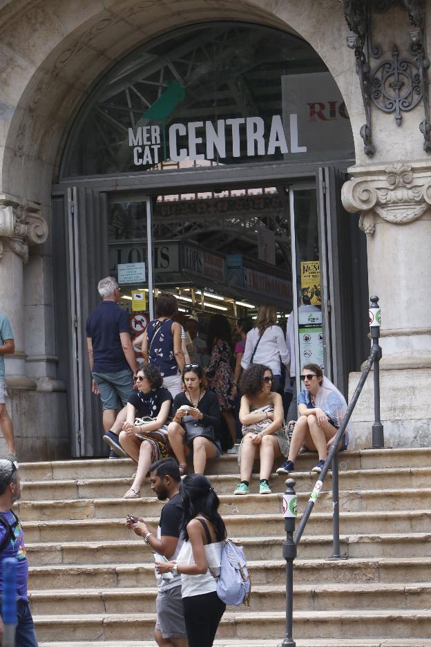 Turistas en la escalera del Mercado Central. 