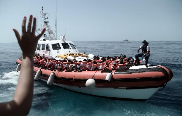 Parte de los inmigrantes inician el traslado a uno de los barcos italianos. 