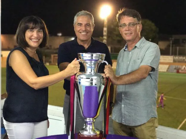 El presidente de la UE Gandia, Juanjo Hidalgo, con la edil Àngels Pérez y Josep Miquel Moya. 