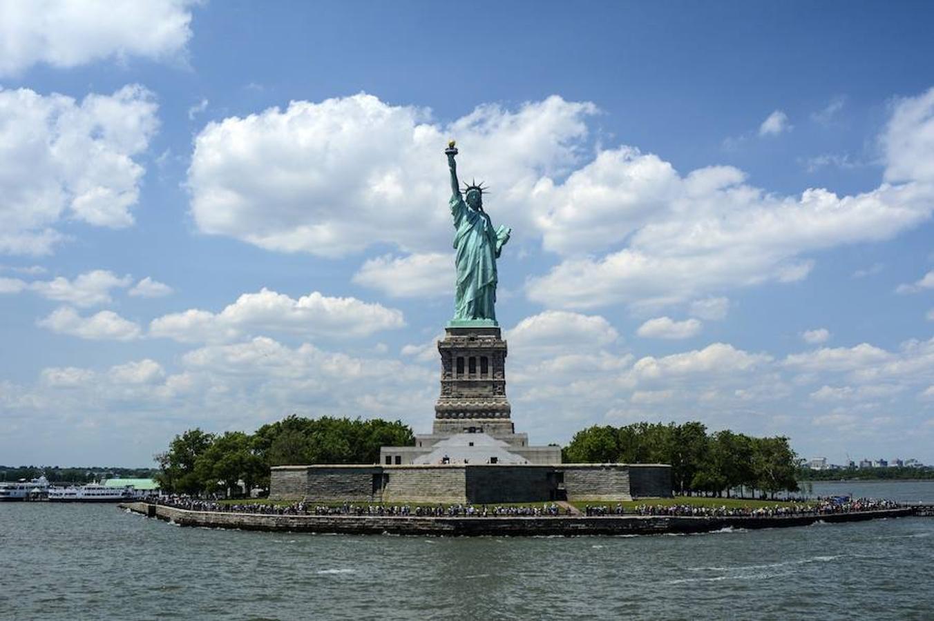 Estatua de la Libertad | La Estatua de la Libertad es uno de los monumentos más famosos de Nueva York, y probablemente del mundo. Situado en la isla de la Libertad -para visitarla es necesario ir en Ferry- al sur de la isla de Manhattan fue un regalo de los franceses a los estadounidenses en 1886 y su mirador, en la corona de la estatua es uno de los más codiciados.